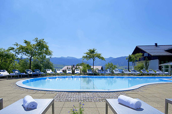So nah stehen die Liegest&uuml;hle im 5-Sterne-Hotel Allg&auml;u Sonne in Oberstaufen seit der Wiederer&ouml;ffnung nicht mehr zusammen. Bildnachweis: Allg&auml;u Sonne